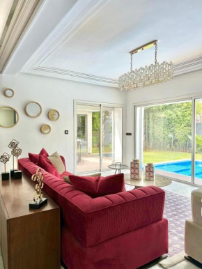 Villa avec piscine au centre